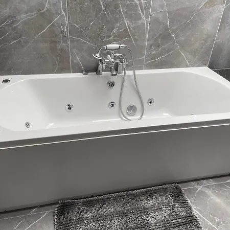 Διαμέρισμα Lough Key Luxury Riverfront Cootehall