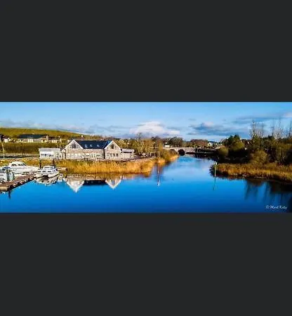 Lough Key Luxury Riverfront דירה