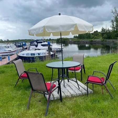 Lough Key Luxury Riverfront شقة