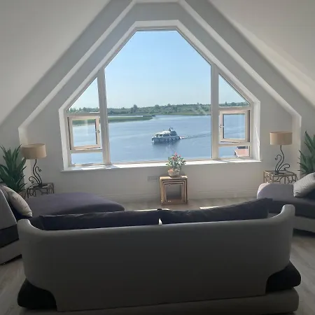 Lough Key Luxury Riverfront Διαμέρισμα *